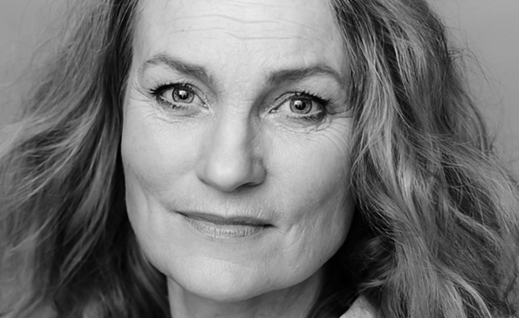 Porträttfoto på skådespelaren Jonna Järnefelt. 