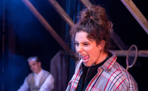 Vanna Rosenberg som sjunger med en bandspelare bredvid sig och Fredrik Meyer vid pianot skymtar i bakgrunden.