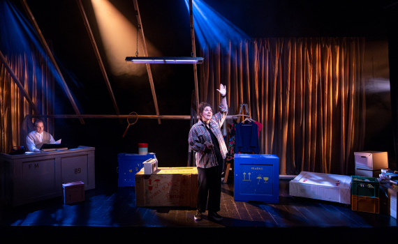 Vanna Rosenberg sjunger i ett rum som ser ut som en vind, vid pianot sitter Fredrik Meyer