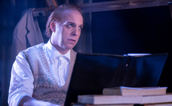 Fredrik Meyer vid pianot.