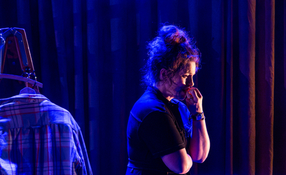 Vanna Rosenberg i en fundersam pose i ett blått ljus