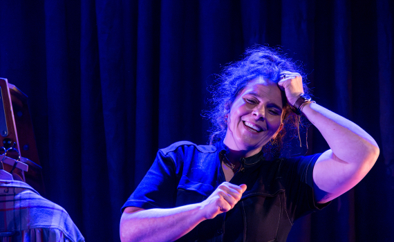 Vanna Rosenberg som dansar i ett blått ljus.