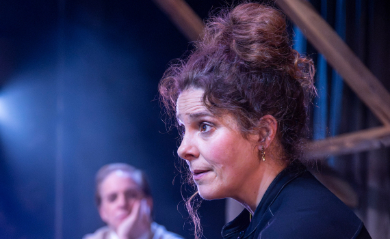 Vanna Rosenberg i förgrunden och i bakgrunden sitter Fredrik Meyer vid pianot.