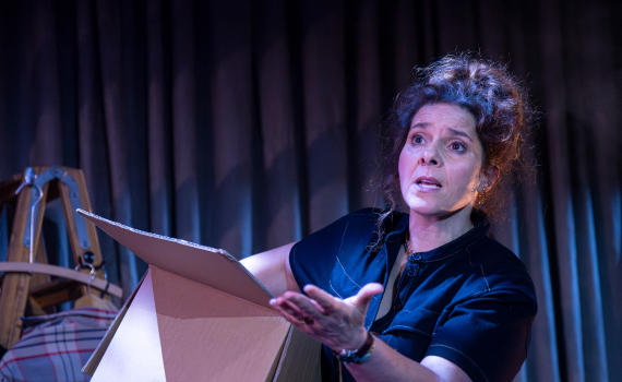 Vanna Rosenberg med en flyttkartong under armen.