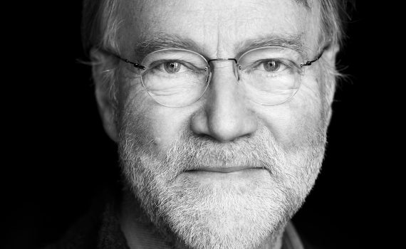 Porträttfoto på skådespelaren Niklas Falk. 