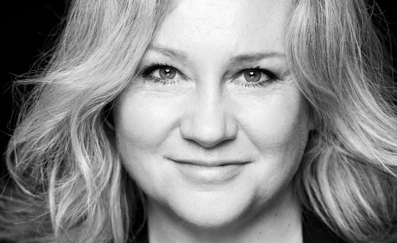 Porträttfoto på skådespelaren Maria Sid. 