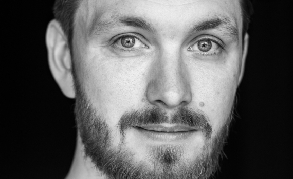 Porträttfoto på skådespelaren David Bengtsson.  