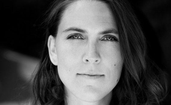 Porträttfoto på skådespelaren Sara Lehmann.