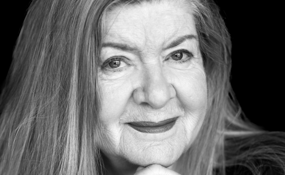 Porträttfoto på skådespelaren Anneli Martini. 
