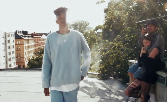 Stillbild från filmen Nästan Forever (2026)