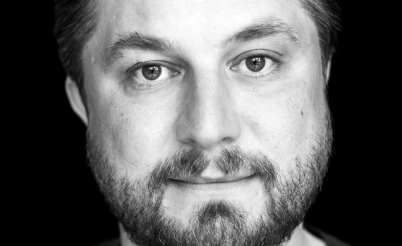 Porträttfoto på skådespelaren Joonas Heikkinen.  