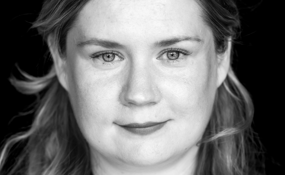 Porträttfoto på skådespelaren Natalie Minnevik.