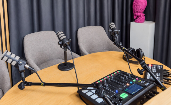 Poddbord med mikrofoner, hörlurar och ljudmixer i Lava Studio.