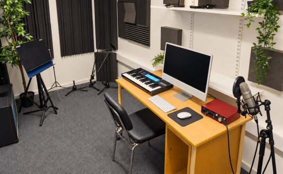 Arbetsstation för sånginspelning, musik- och ljudproduktion med mikrofon, dator, ljudkort och MIDI-keyboard.