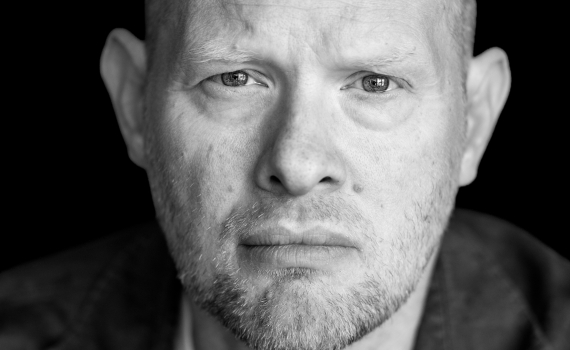 Porträttfoto på skådespelaren Fredrik Lycke. 