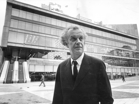 Arkitekten Peter Celsing framför Kulturhuset. 