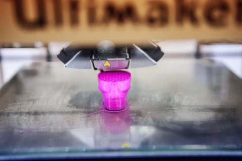 En rosa dödskalle printas i en 3D-skrivare. 