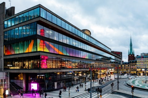 Kulturhusets glasfasad återspeglar byggnader och glasobelisken i Stockholms city.