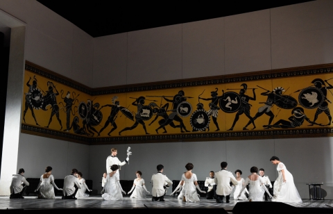 En grupp människor i togor sitter under antik grekisk konst
