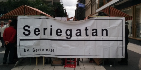 En stor vit banderoll med texten Seriegatan på. 