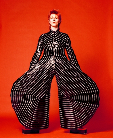 Artisten David Bowie klädd i svart, med rött hår. 