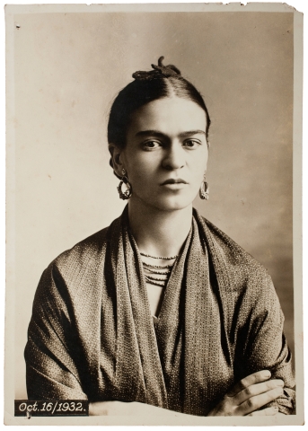 Svartvitt foto på konstnären Frida Kahlo. 