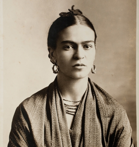 Svartvitt foto på konstnären Frida Kahlo. 
