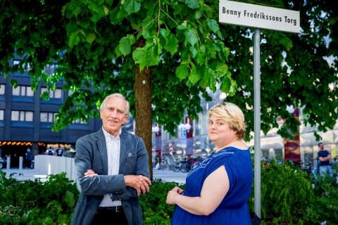 Isabelle Kyed och Per Ahrbom vid en skylt där det står Benny Fredrikssons Torg.
