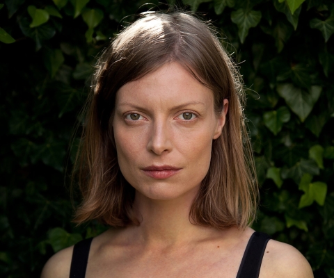 Porträttfoto på författaren Asta Olivia Nordenhof.  