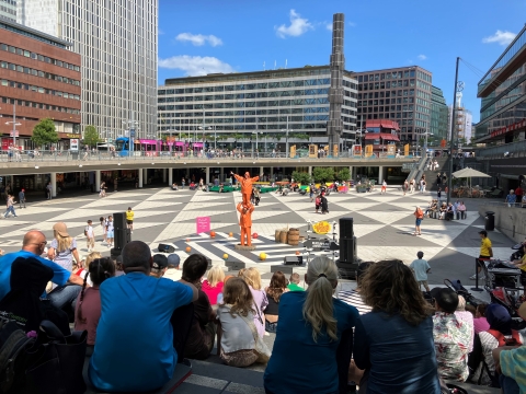 Akrobatikföreställning på Sergels torg.