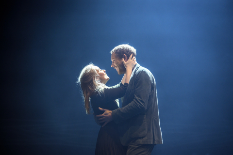 Helena af Sandeberg och Linus Troedsson håller om varandra i pjäsen Konstellationer.