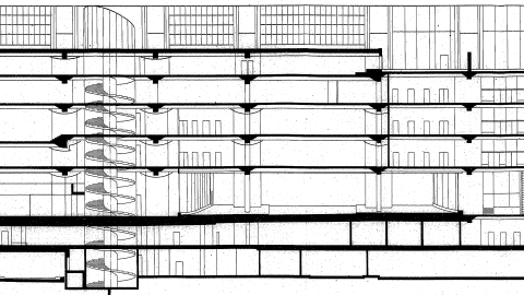 Tvärsnitt av en flerplansbyggnad med spiraltrappa i centrum och flera våningsplan ovan och under mark.