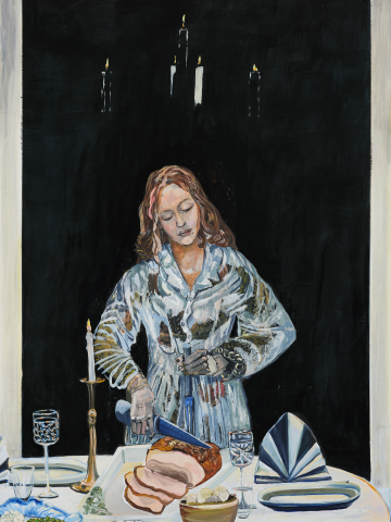 Målning av kvinna i mönstrad klänning som skär skivad stek vid dukat bord med levande ljus.