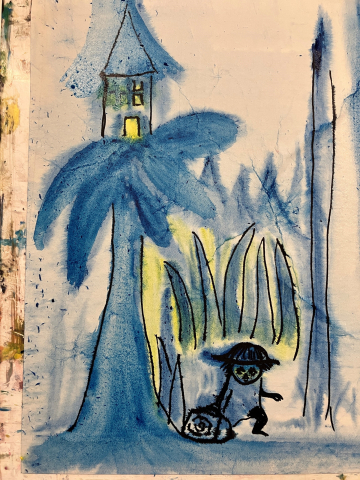 Barnteckning av ett blått hus med torn, ett träd och en figur med hatt som drar en säck framför högt gräs.