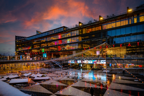 Glashus med texten “KULTURHUSET STADSTEATERN” vid Sergels torg, med ljusslingor och snö på marken.
