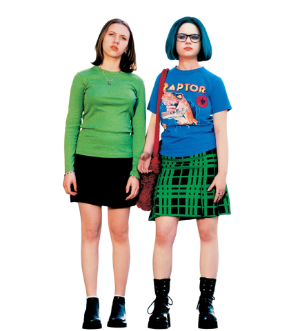 Två unga kvinnor betraktar något.