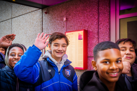 Barn utanför Kulturhuset Stadsteaterns entré i Skärholmen