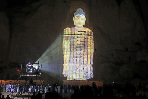 Bild på projicerad Buddha-staty i tomrummet i Bamiyan.