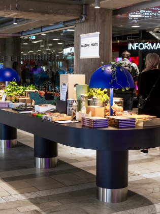 Långt bord med böcker och andra saker från butiken i Kulturhuset Stadsteatern