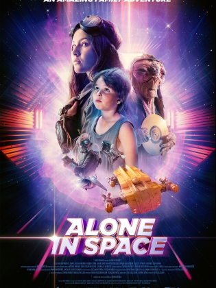 Två barn och en alien är centrerade med ett lilarosa sken runt sig, under står titeln Alone in Space.