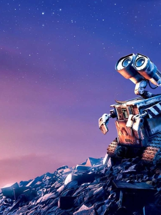 WALL-E står på en sophög och ser upp mot himlen. 