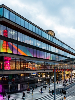 Kulturhusets glasfasad återspeglar byggnader och glasobelisken i Stockholms city.