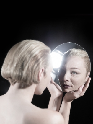 En kvinna som tittar in i en spegel