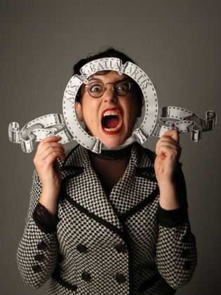En kvinna som skriker och håller upp en cirkelformad ram framför ansiktet. 