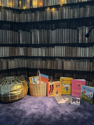 Bokhyllor fyllda med barnböcker på flera olika språk. 