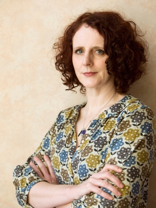 Porträttfoto på författaren Maggie O'Farrell. 