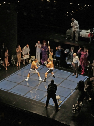 Foto av en boxningsmatch inför publik
