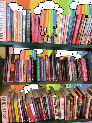 En bokhylla med queerlitteratur. 