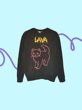 En svart tröja som någon trycket en lila katt på samt texten Lava i gult.
