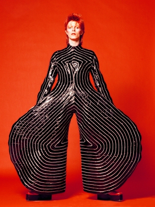 Artisten David Bowie klädd i svart, med rött hår. 